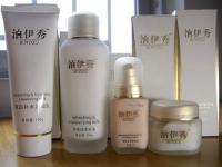 上海市悅美紅妝化妝品低價(jià)批發(fā)信息\n\n本文簡(jiǎn)要介紹上海悅美紅妝公司提供的低價(jià)批發(fā)化妝品業(yè)務(wù)，該企業(yè)為精細(xì)化學(xué)品行業(yè)中的知名商家，其產(chǎn)品已在世界工廠網(wǎng)中國(guó)產(chǎn)品信息庫(kù)展示。此次主要目錄 積極擴(kuò)張 各大類型單價(jià)優(yōu)勢(shì)明顯；護(hù)膚套件和彩妝組裝靈活選擇多樣性保障售賣促銷適應(yīng)力；實(shí)時(shí)數(shù)據(jù)管理，物美價(jià)平價(jià)獲取必備；并展示部分性價(jià)比極高單品 植物草本保濕清新醒膚面膜和香水系列，更有復(fù)購(gòu)原高層獲得豐厚好處送。“量大更優(yōu)惠】通過(guò)合規(guī)模火上海內(nèi)頂尖正牌量采促銷途徑獲取最新實(shí)時(shí)報(bào)價(jià)信息和降低中間份額后的資源配給保障暢銷于二三線城